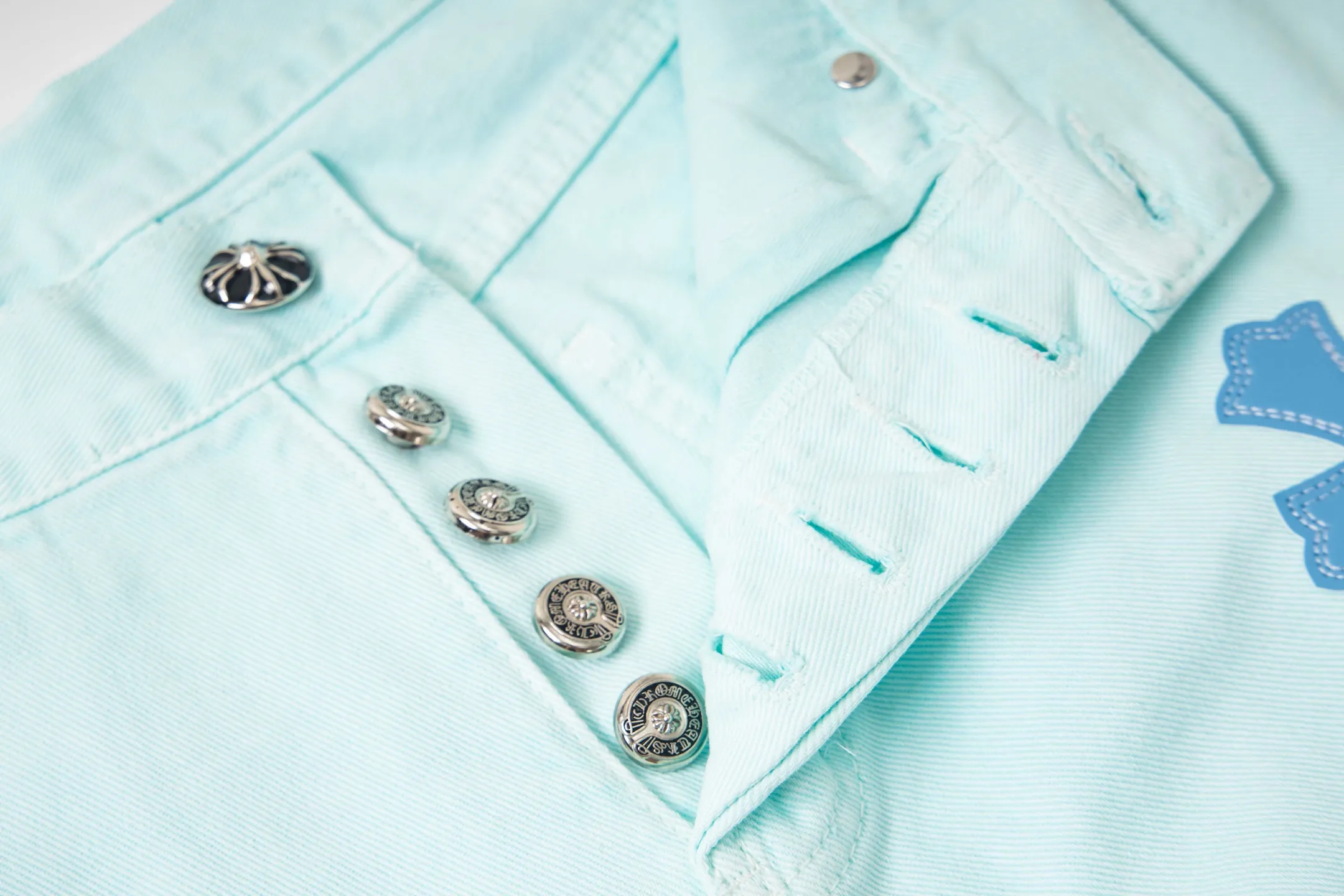 P240 (high version, running quantity) Chrome Hearts light blue blue pants, pink and blue patchwork leather couple's best friend jeans. CH jeans need to be washed and then disassembled and hand-ordered with sheepskin cross leather and then spliced ​​to complete. The whole piece has too many craftsmanship to describe. The patches are decorated with cross flowers, and the high-waisted washed jeans! ! Absolutely high-end luxury products, god-level single products and super popular products, made with top heavy industry, a must-see magic weapon. Customized hardware. The fabric is thick and soft after washing. It has good breathability. Customized small leather label. Unique design. The details are simple and elegant, and the workmanship is exquisite. The entire trousers are neatly routed and the details are in place! It’s so cool that both men and women can easily control the genderless trend! Style number: 1817# Color: Picture color Size: 28 30 32 34 36